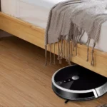 Le Liectroux C30B, haut de 7,4 cm, nettoie sous un lit